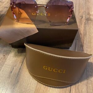 Gucci very cute Rose-Tinted OVERSIZED Sunglasses COMES WITH EVERYTHING 😎😎 BOX.